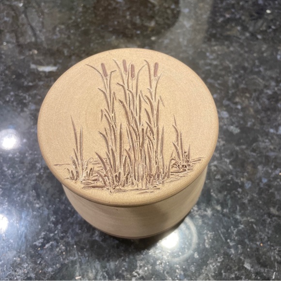Studio pottery butter keeper “W & K” with wheat grass etching on the top - Picture 6 of 9